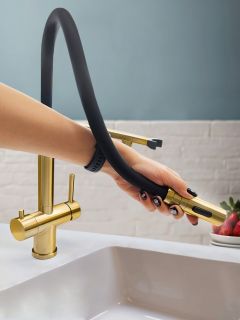 Смеситель для кухни с гибким изливом AltroBagno Flusso 050202 OrSp матовое золото 